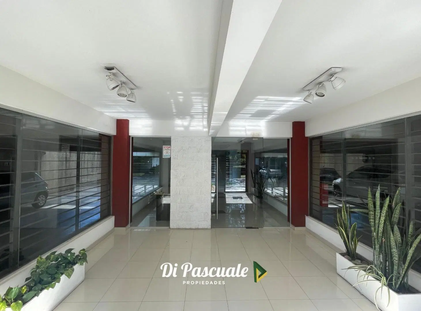 VENTA Departamento 2 Ambientes Al Frente En 3er Piso Con Balcón, Cochera Y Seguridad - Moreno Norte 2