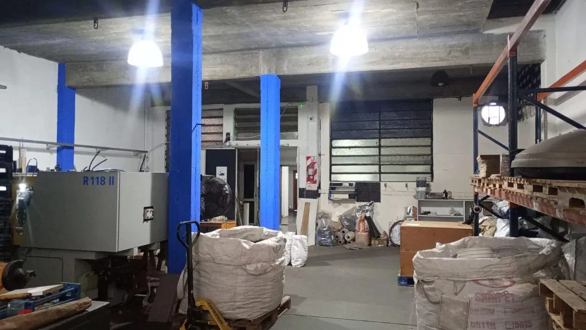 EXCELENTE INMUEBLE MULTIRUBROS MORON 8