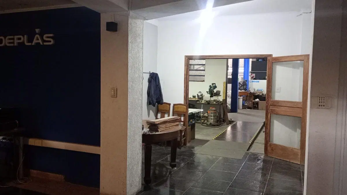 EXCELENTE INMUEBLE MULTIRUBROS MORON 2