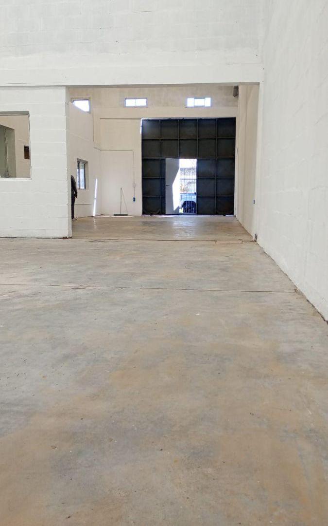 Foto de Galpon con oficinas de 300 m² en alquiler en Villa Tesei, imagen 1