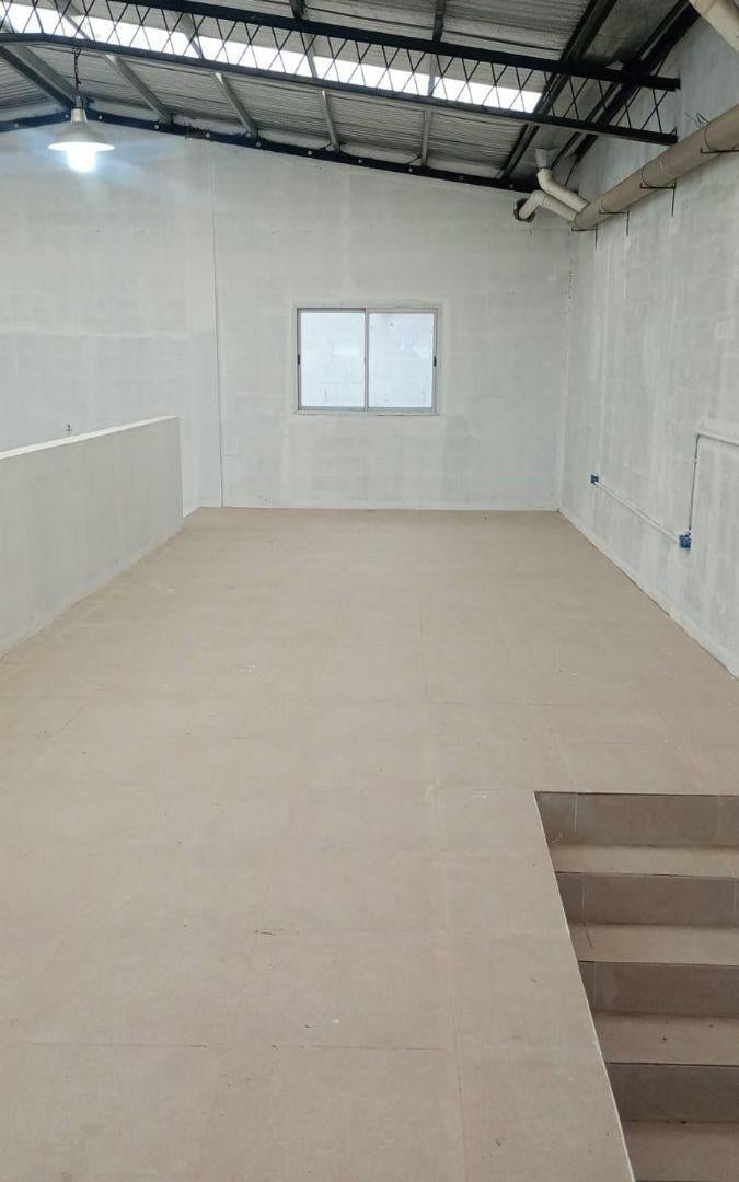 Foto de Galpon con oficinas de 300 m² en alquiler en Villa Tesei, imagen 4