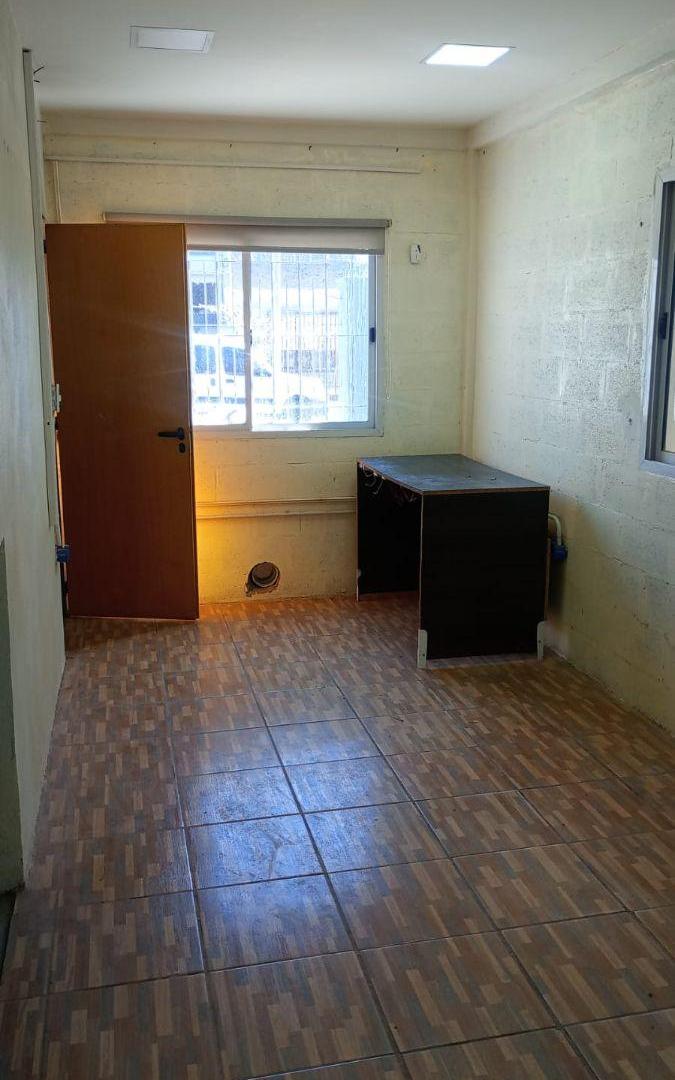 Foto de Galpon con oficinas de 300 m² en alquiler en Villa Tesei, imagen 5