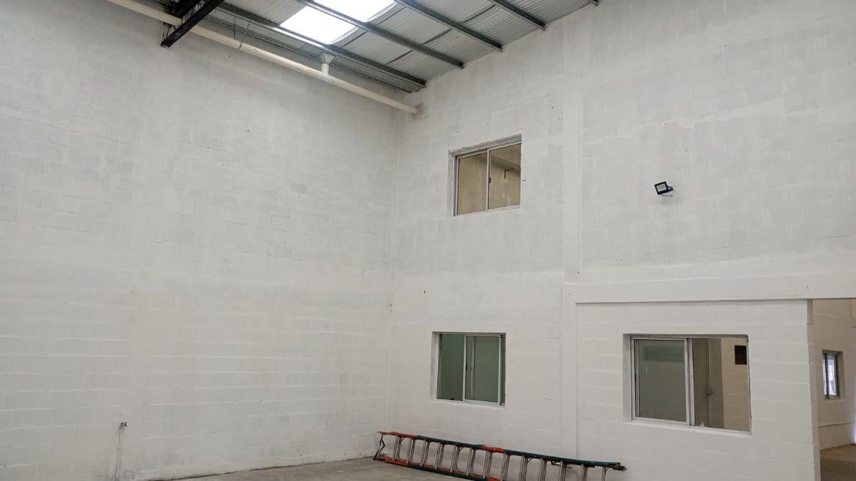 Foto de Galpon con oficinas de 300 m² en alquiler en Villa Tesei, imagen 2