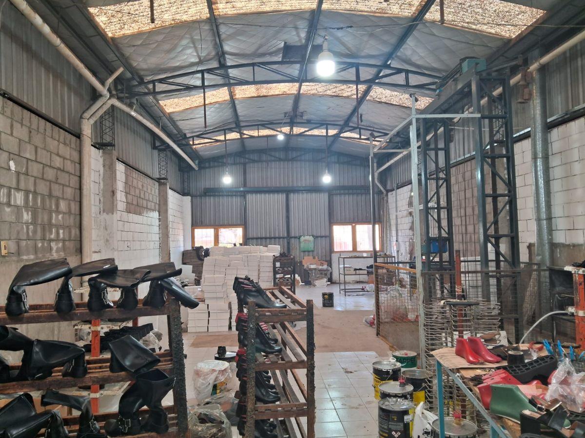 Foto de Galpon de 500 m² con oficinas en alquiler en Lomas del Mirador, imagen 2