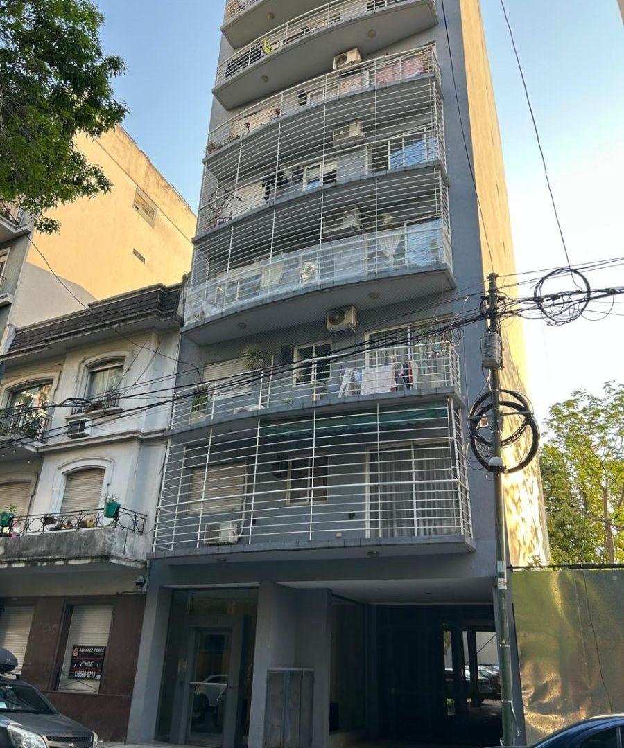 Excelente dos ambientes con cochera , balcón al frente.
