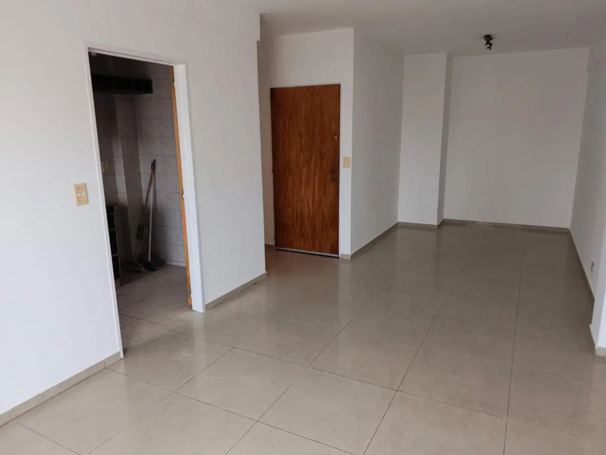 Excelente dos ambientes con cochera , balcón al frente. 4