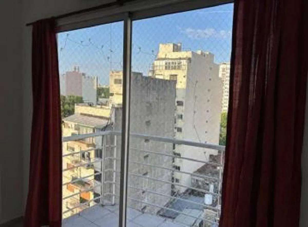 Excelente dos ambientes con cochera , balcón al frente. 2