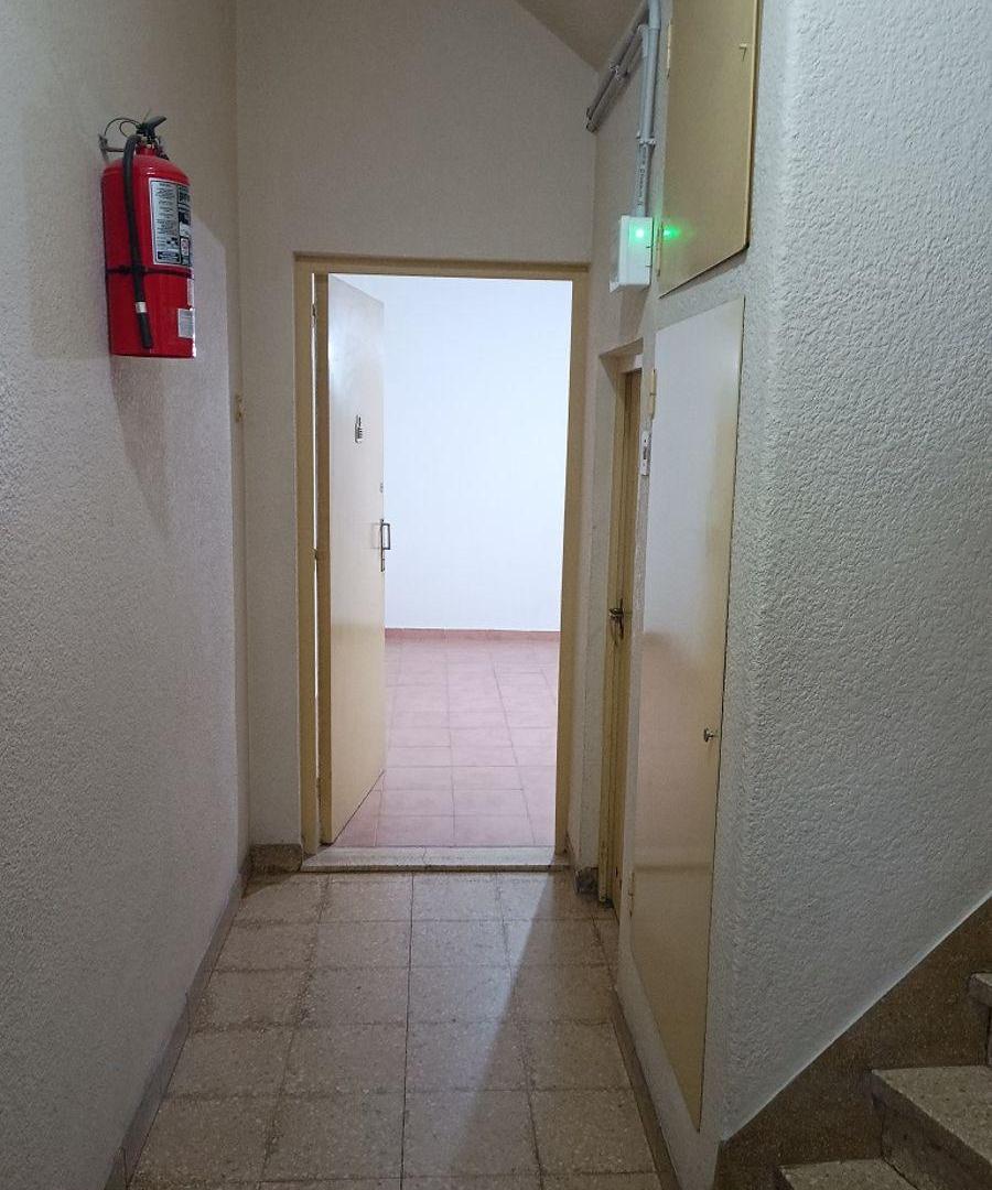 Foto de Dos amb. P.Baja, hecho a nuevo, con patio, a metros de av, imagen 2