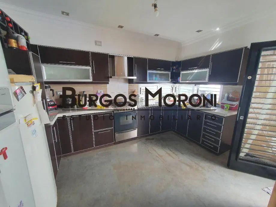 Foto de VENTA CASA DE 3 AMBIENTES CON GARAGE CUBIERTO, FONDO LIBRE PARQUIZADO, imagen 5