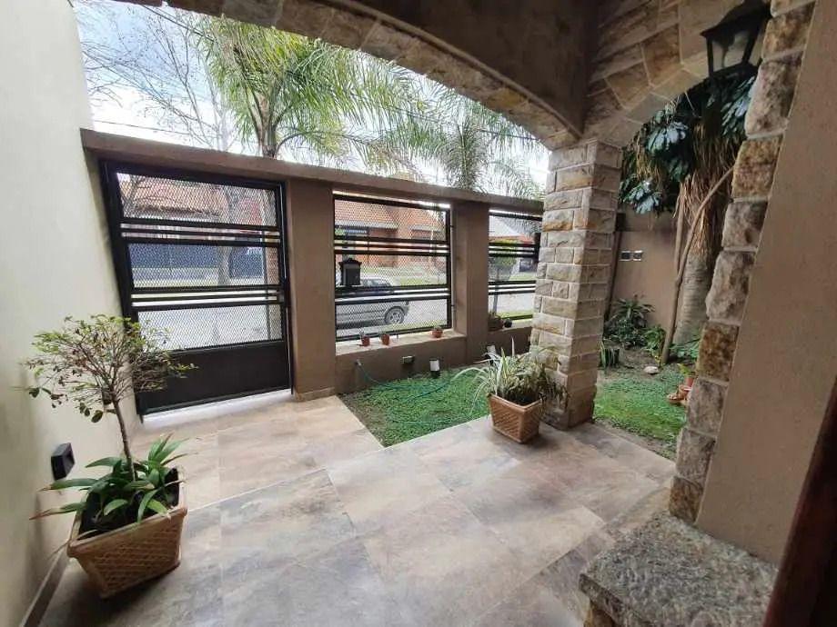 Foto de Venta casa de 4 ambientes en dos plantas, garage para dos autos, haedo, imagen 1