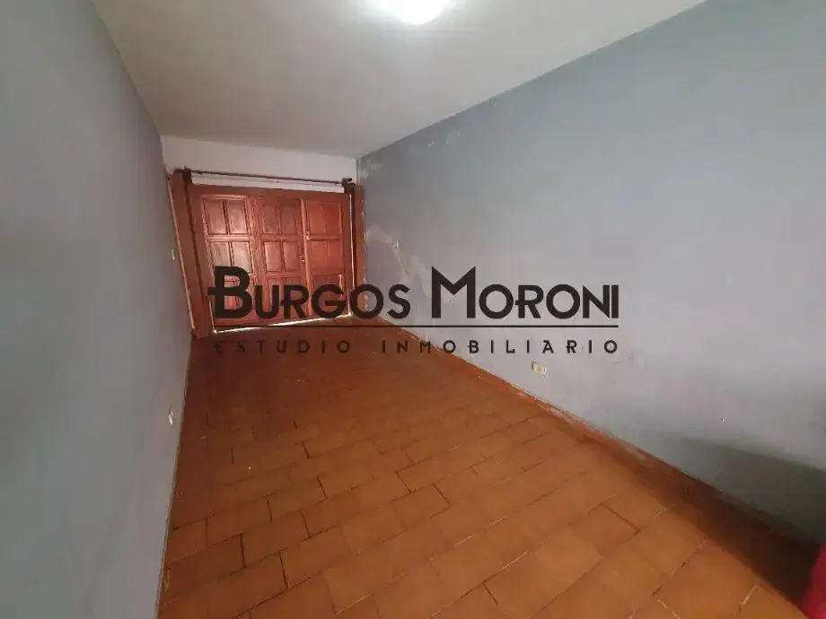 VENTA CASA CHALET DE 5 AMBIENTES  CON FONDO Y QUINCHO CON PARRILLA. RAMOS MEJIA 4