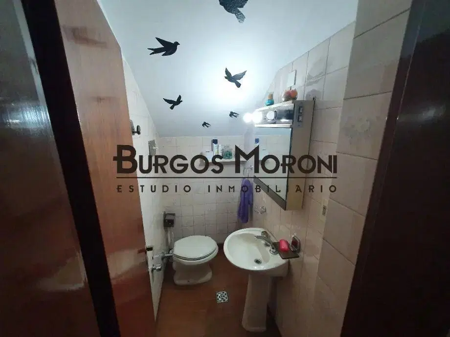 VENTA CASA CHALET DE 5 AMBIENTES  CON FONDO Y QUINCHO CON PARRILLA. RAMOS MEJIA 3