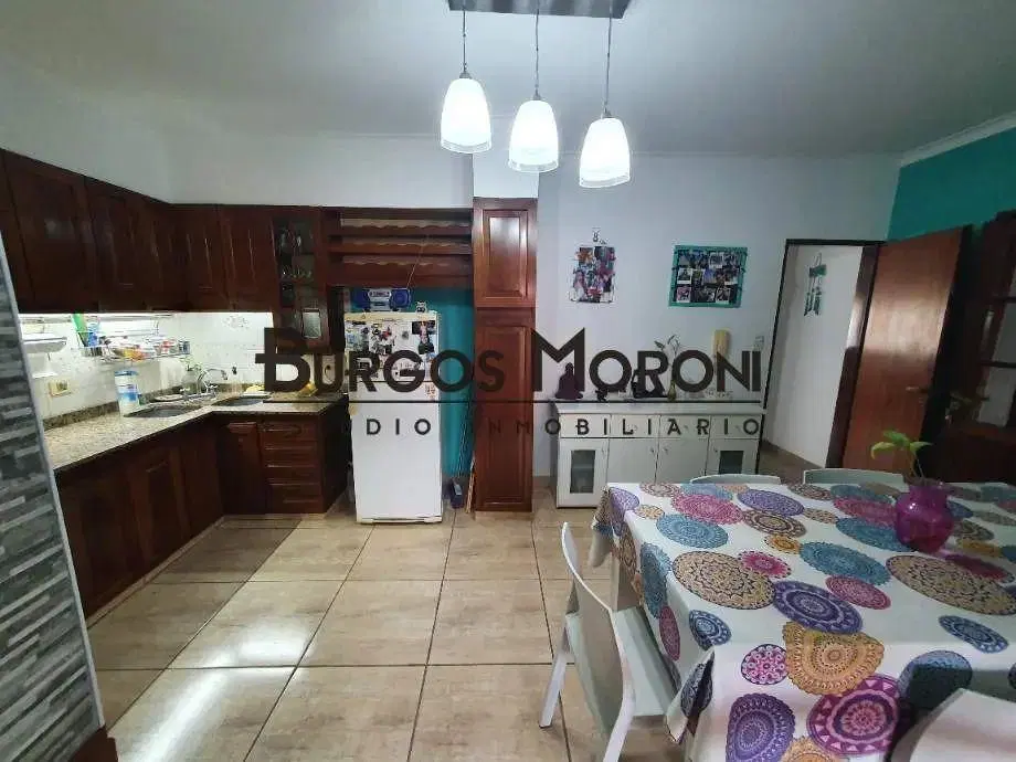 VENTA CASA CHALET DE 5 AMBIENTES  CON FONDO Y QUINCHO CON PARRILLA. RAMOS MEJIA 8