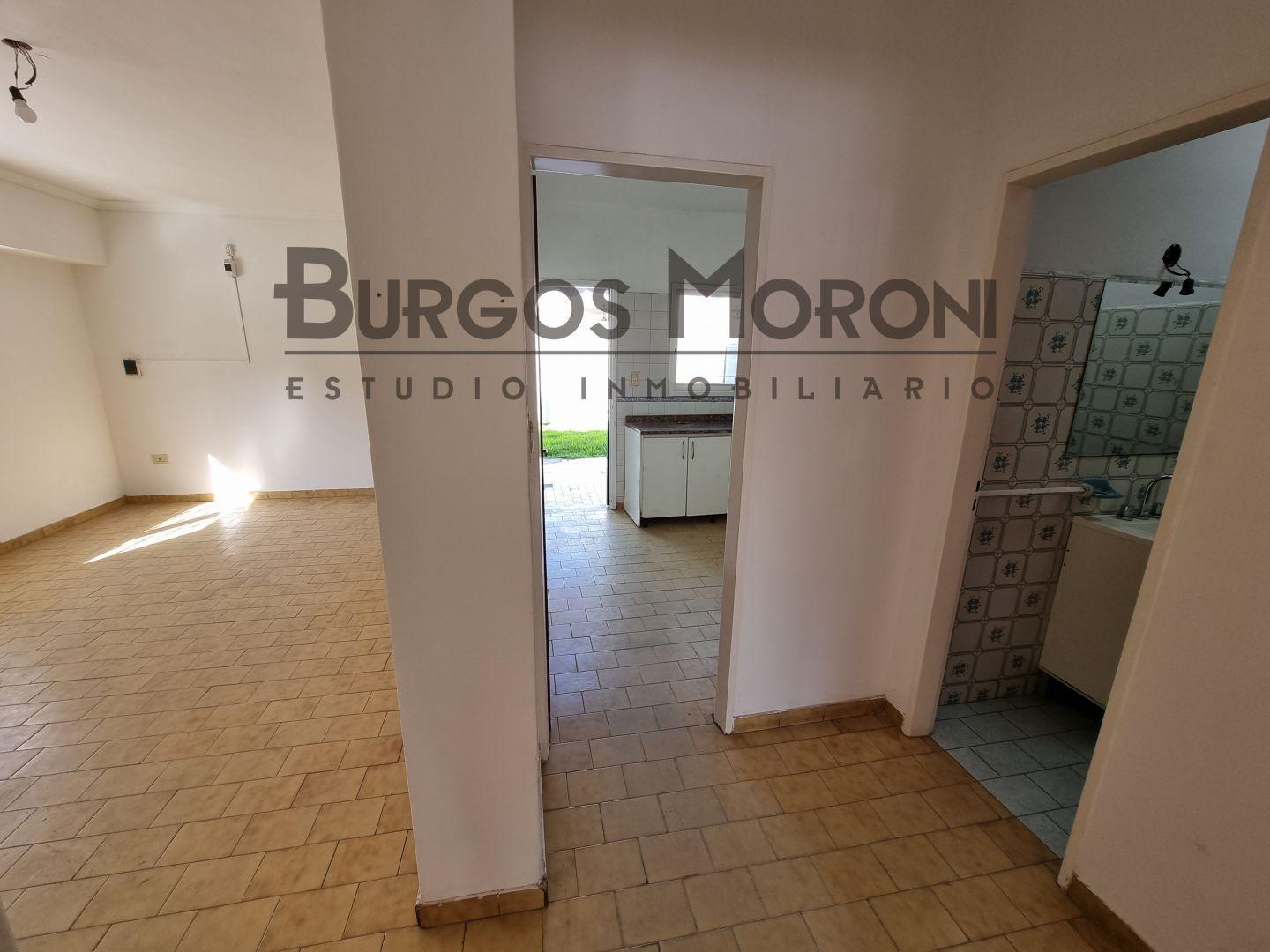 Foto de Alquiler, Casa en P.H. de 3 Ambientes en Esquina con Cochera y parque, imagen 1