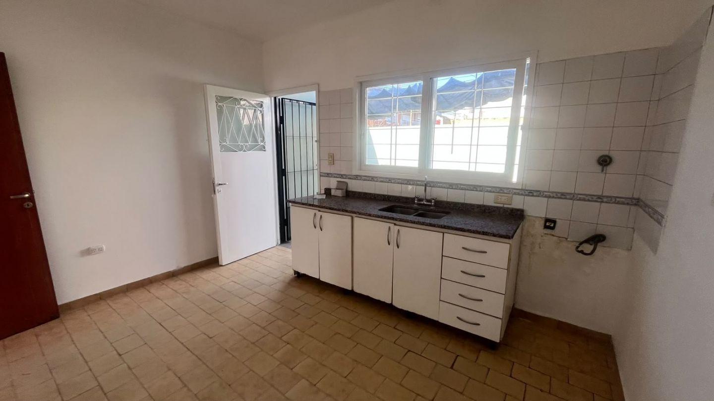 Foto de Alquiler, Casa en P.H. de 3 Ambientes en Esquina con Cochera y parque, imagen 3