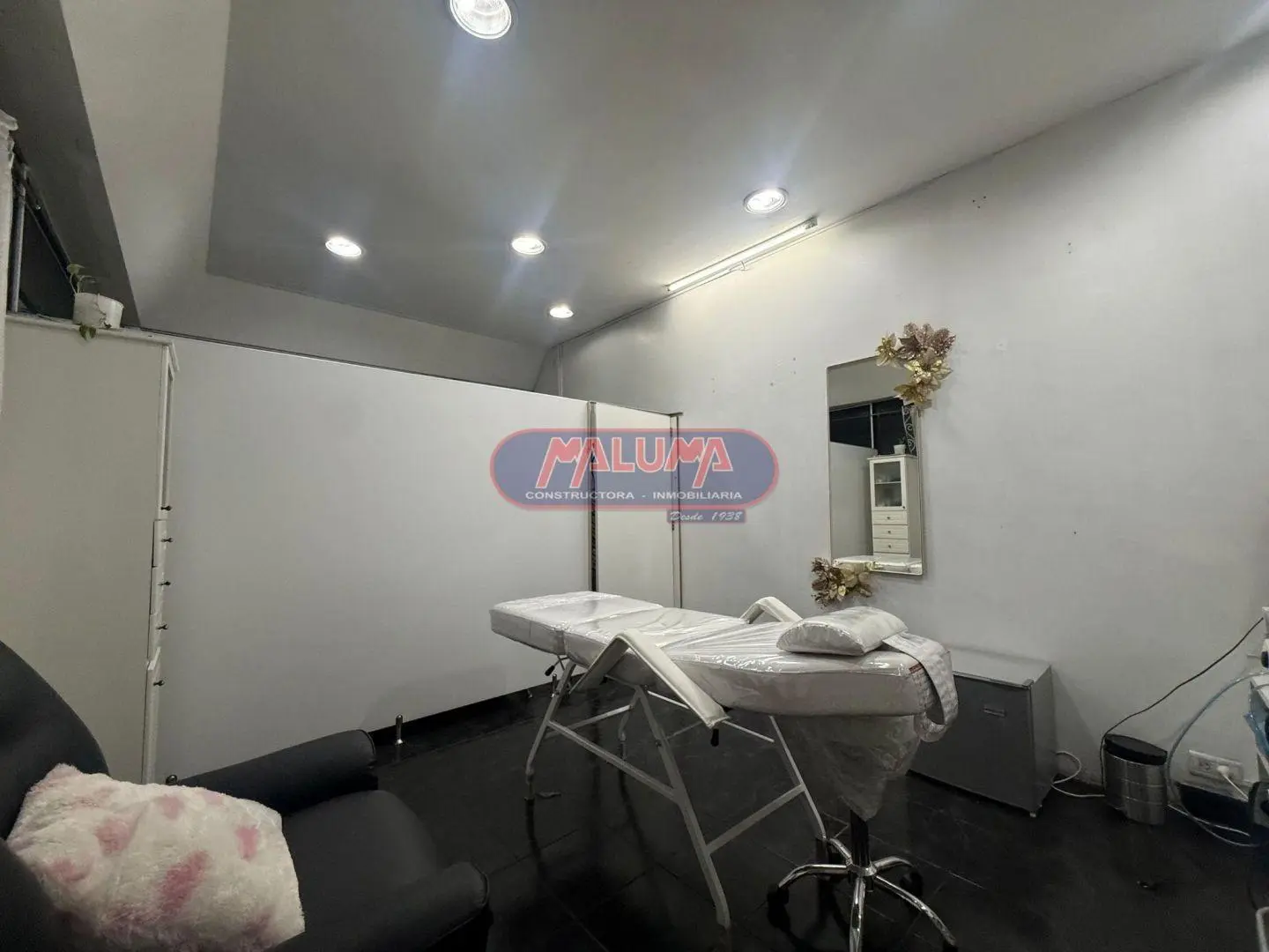 Local . | Av. Rivadavia al 11400 2