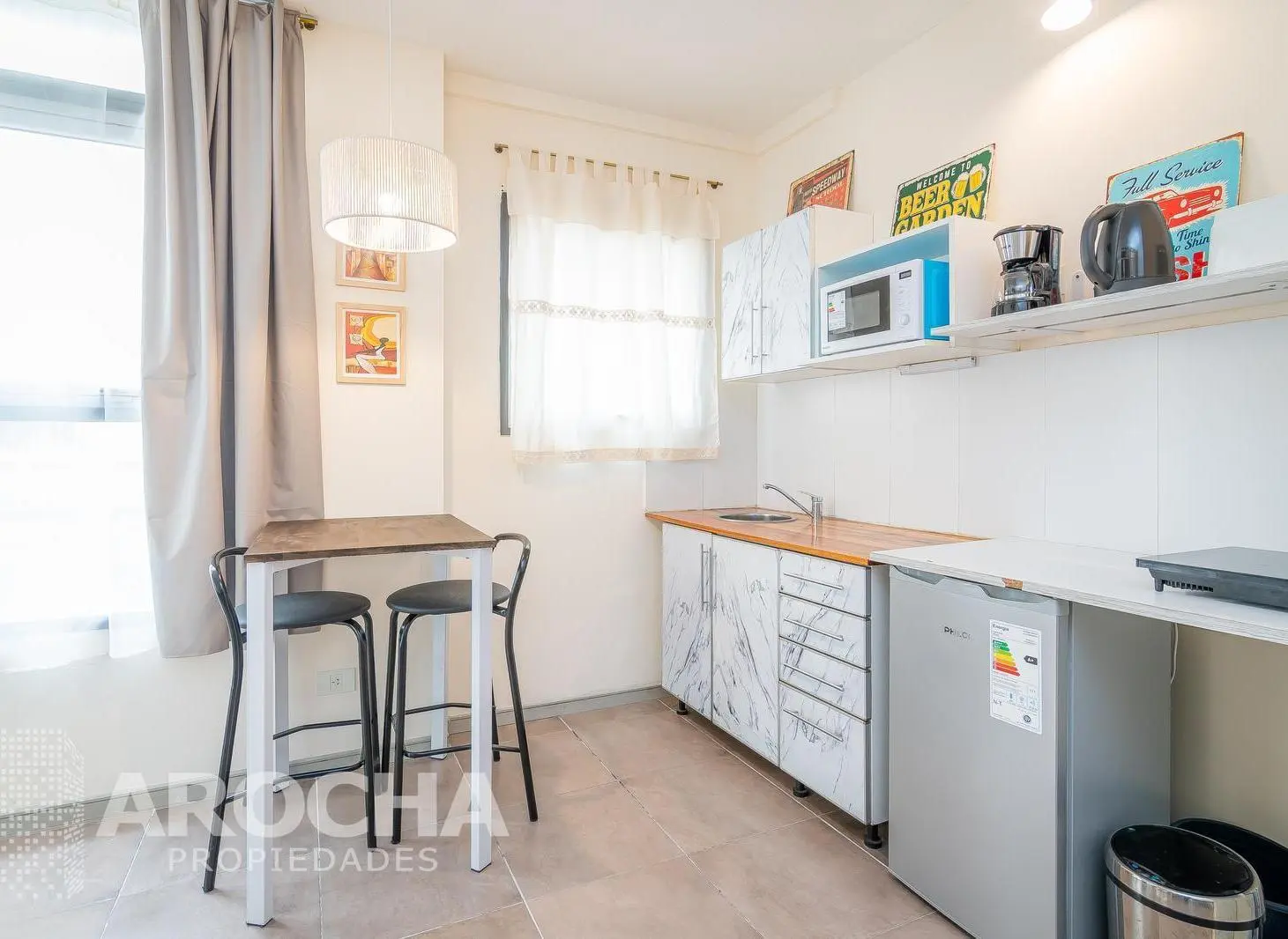 Un ambiente con muebles. alquiler anual 4