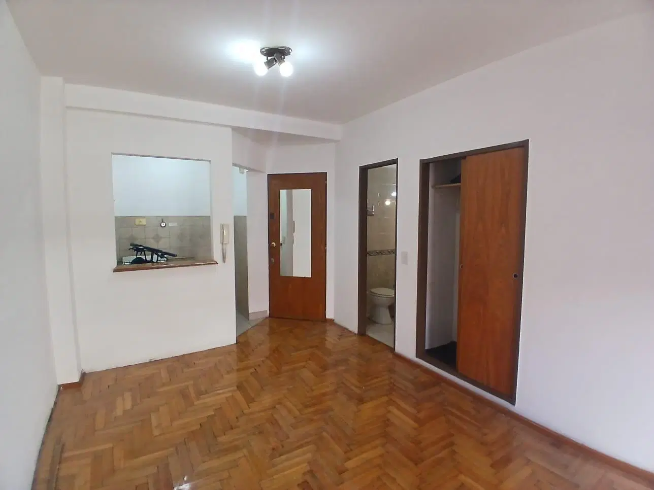 DISPONIBLE EN ALQUILER POR 24 MESES MONOAMBIENTE AL FRENTE C/BALCÓN. 26M2 4