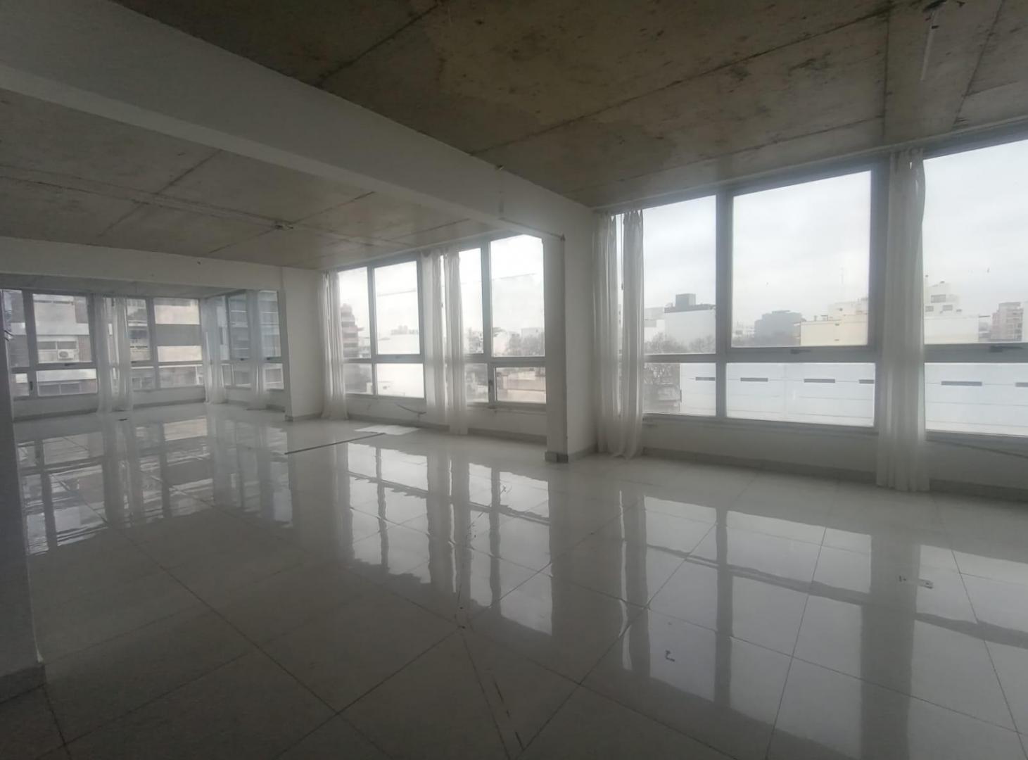 Foto de VENTA / ALQUILER Oficina en Flores - Muy luminoso, imagen 2