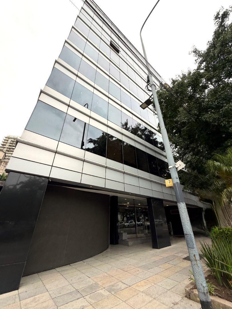 Espectacular oficina de planta libre con seguridad y cochera