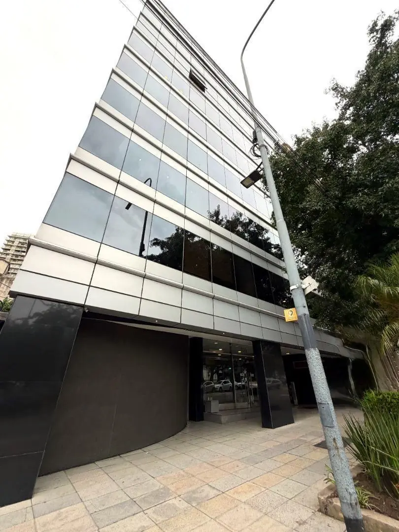 Espectacular oficina de planta libre con seguridad y cochera 1
