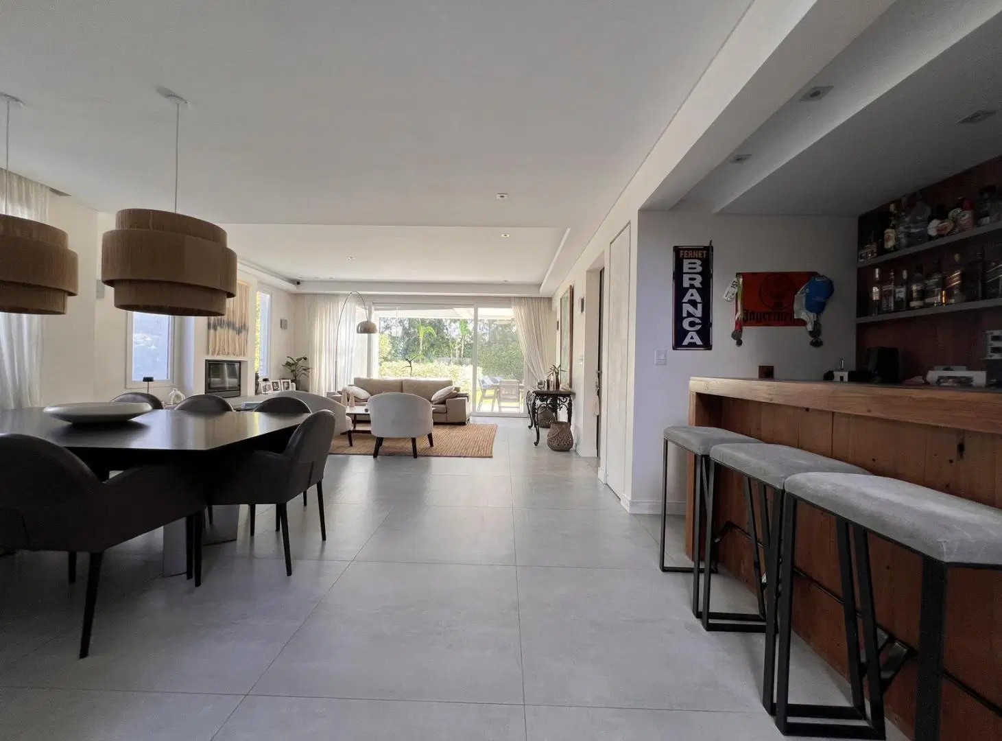 Espectacular casa moderna, 3 suites, playroom y galería 3