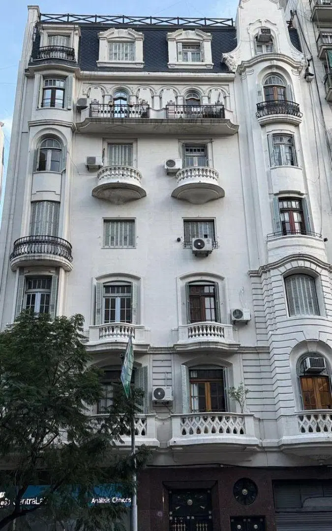 En señorial edificio amplio depto. 4