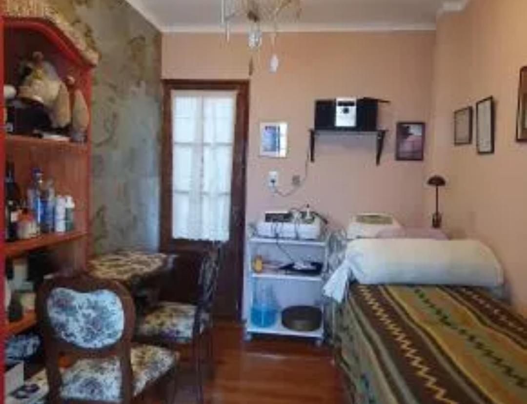Casa de 5 Ambientes Remodelada, con Cochera, Baulera y Jardin! 2