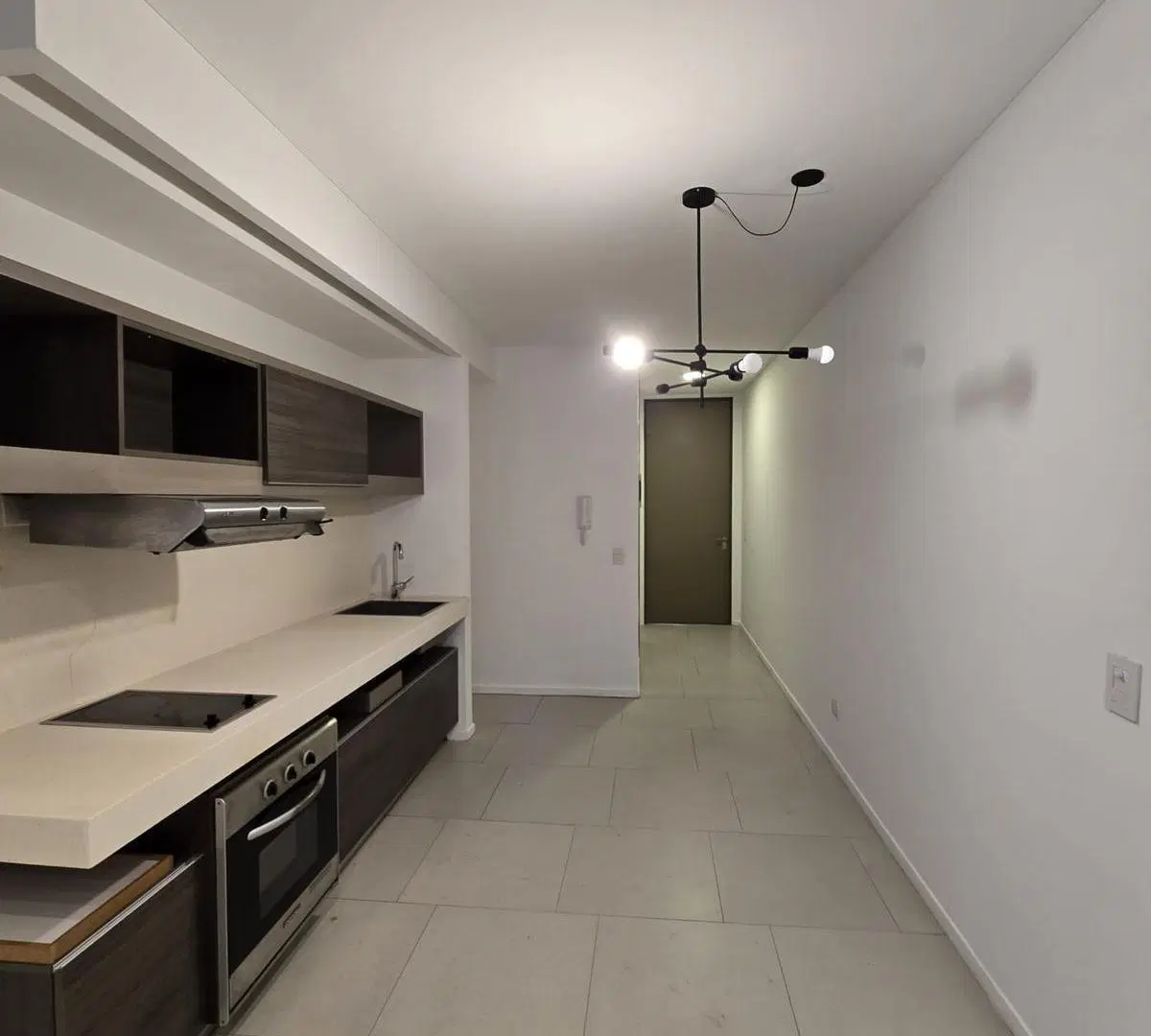 Monoambiente premium con patio, parrilla propia, cochera, y amenities. 1