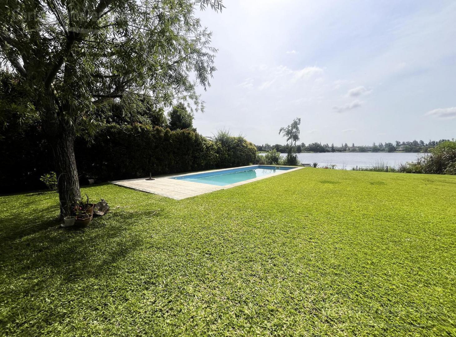 Venta de casa a la laguna en Santa Catalina