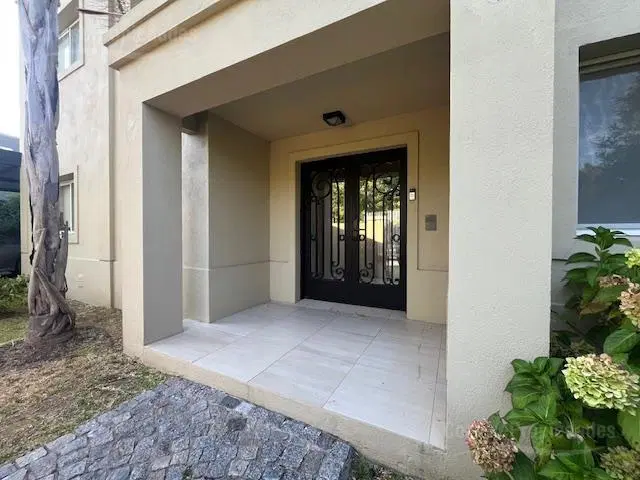 Casa en venta/ alquiler en Santa Catalina 2