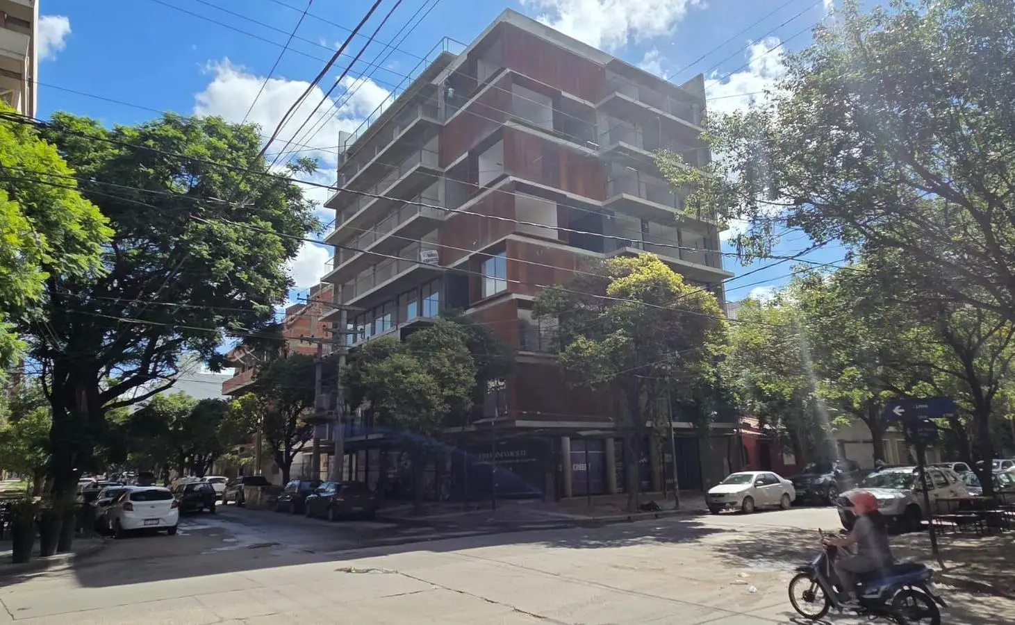 Excelente local comercial en Lima al 1500,  de 90 m2,  ubcación proveligiada  Bateria de Baños! 2