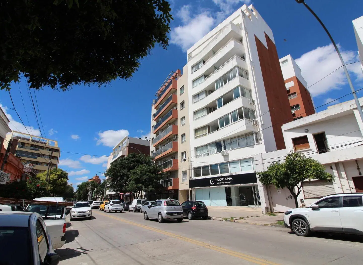 EN ALQUILER Dpto. 1 dormitorio Bº Alta Cordoba Frente Plaza 1 Dormitorio Completamente Equipado !!!! 5