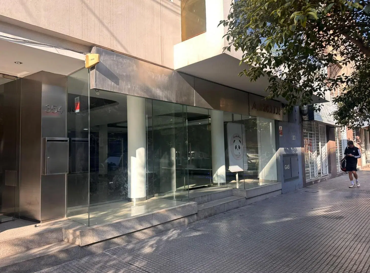 Excelente Local Comercial de 100 m² con Patio y Cochera | General Paz 3