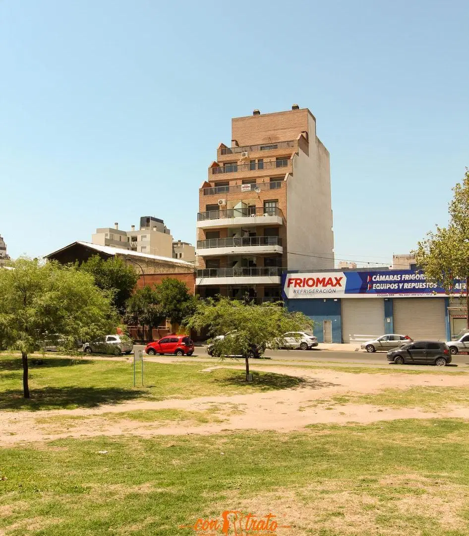 Dpto. 1 dormitorio amplio tercer piso EXTERNO con balcón Bº General paz 8