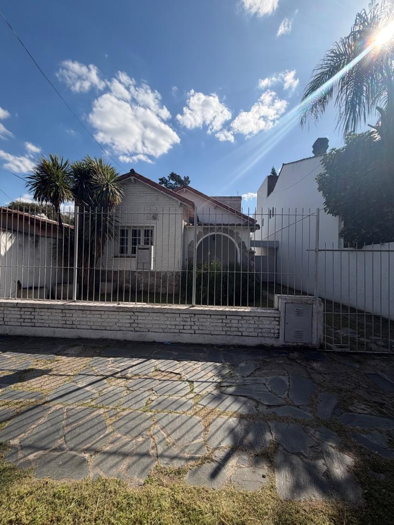 Foto de Casa 5 ambientes en venta. Zapiola 1100. Castelar, imagen 2