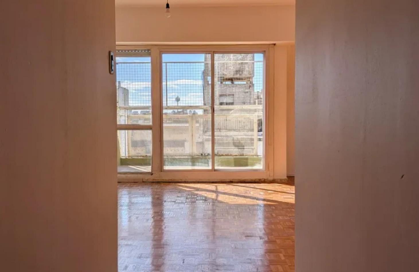Foto de En venta Depto de 3 amb al frente con Balcon y Baulera en Balvanera, imagen 1