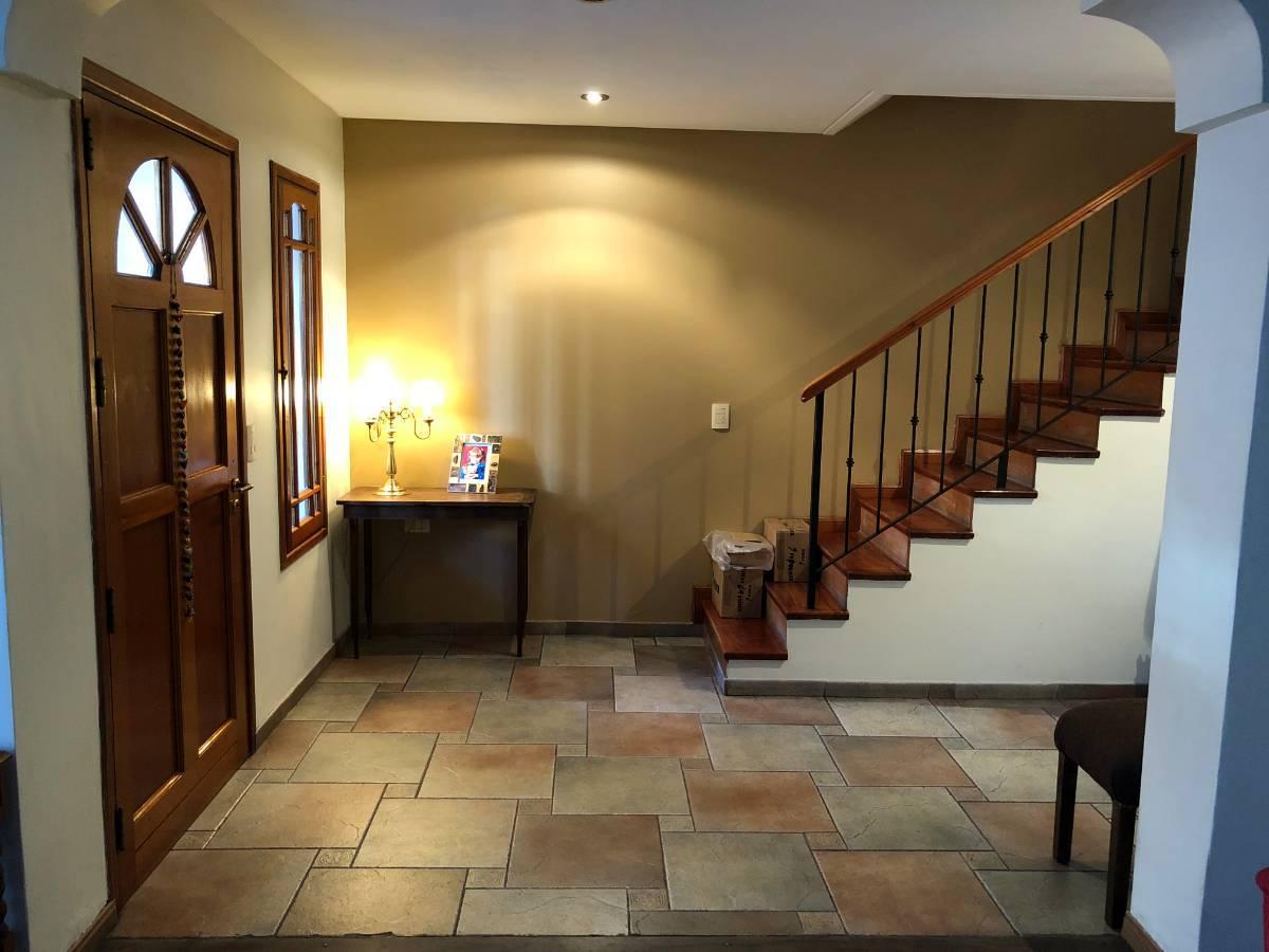 EXCELENTE CHALET 5 AMBIENTES