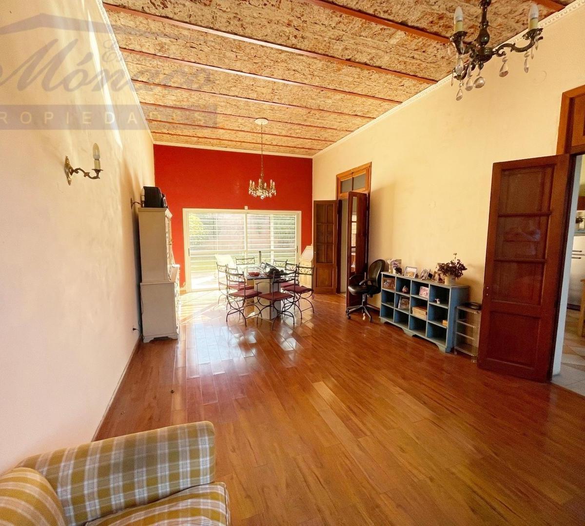 Oportunidad! Hermosa Casa 5 Amb con Fondo. Lote 8.66x29! 2