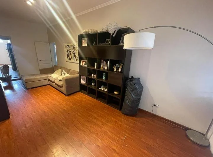 Impecable Casa 4 amb + Local o Garage. Lote Propio 10.37x13. 3