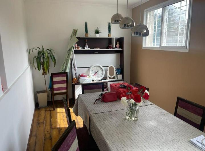 Impecable Casa 4 amb + Local o Garage. Lote Propio 10.37x13. 4
