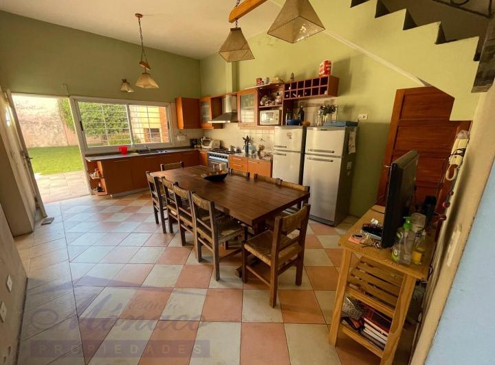Oportunidad! Hermosa Casa 5 amb con fondo. Lote 8.66x29!! 2