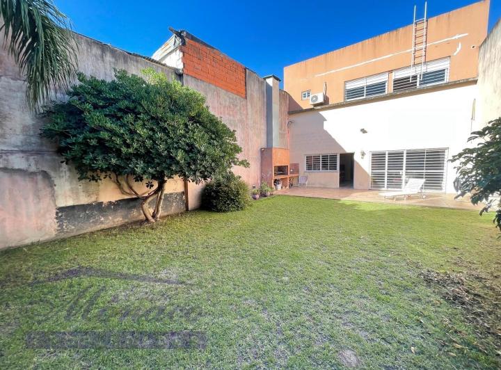 Oportunidad! Hermosa Casa 5 amb con fondo. Lote 8.66x29!! 3