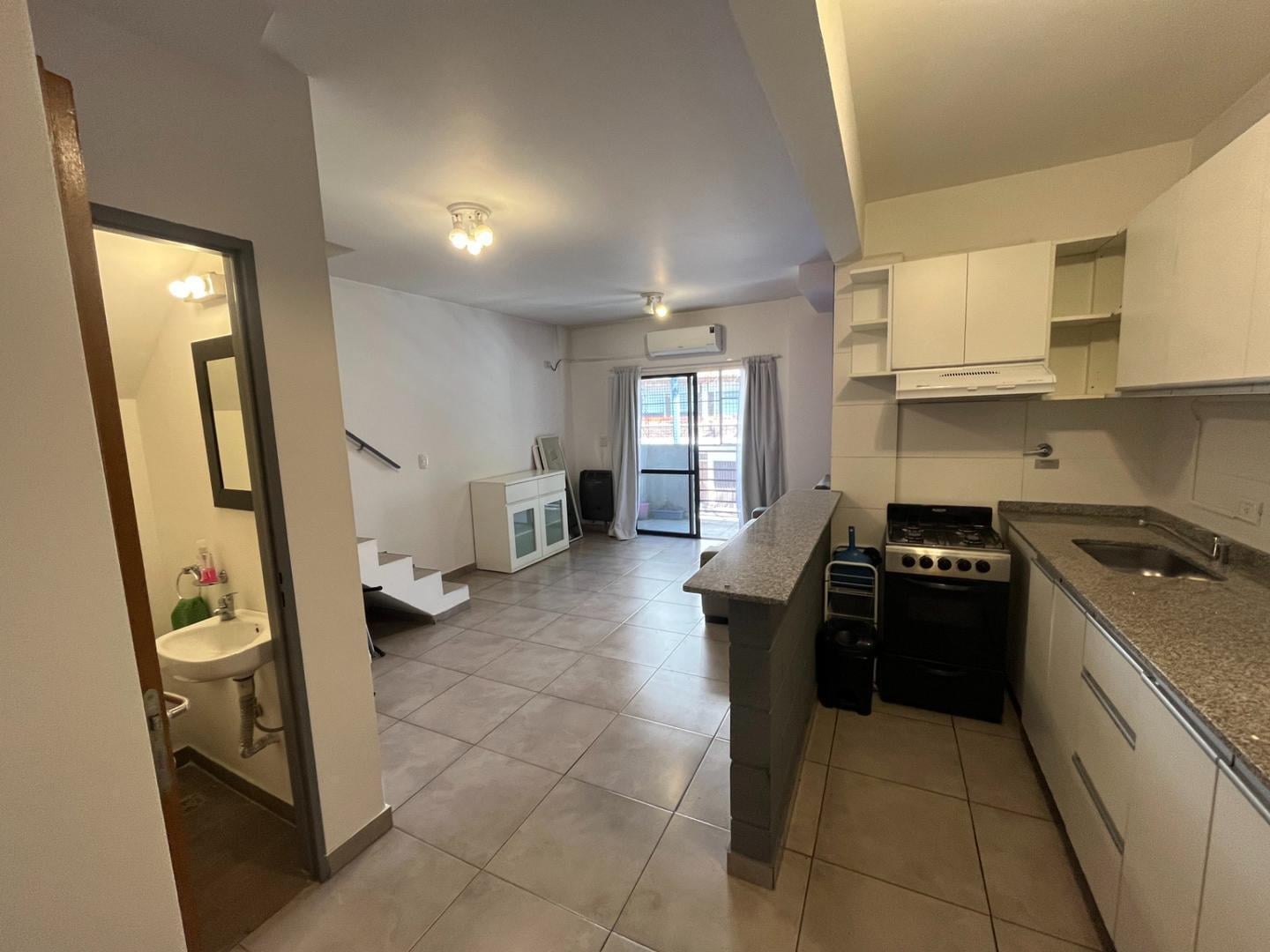 Foto de HERMOSO PH 2 AMB. EN DUPLEX AL FRENTE CON 2 BALCONES, imagen 3
