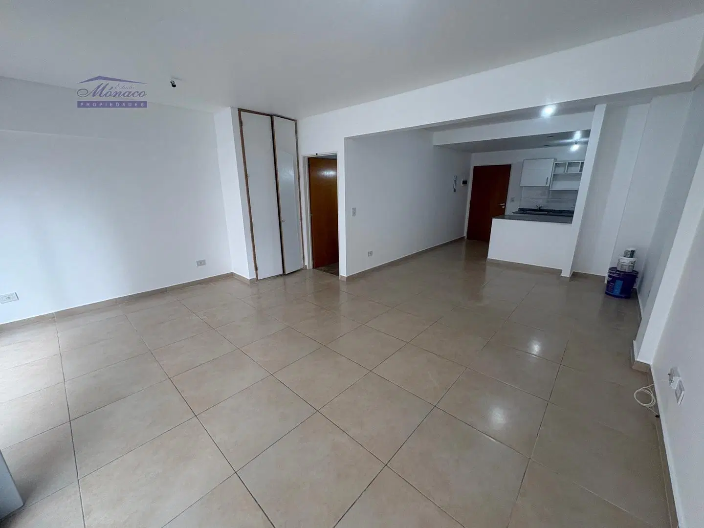 Impecable 1 amb. con balcón cfte. 5