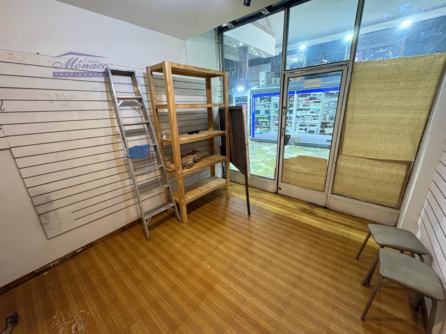 Foto de Local en galería- Con depósito y entre piso, imagen 4