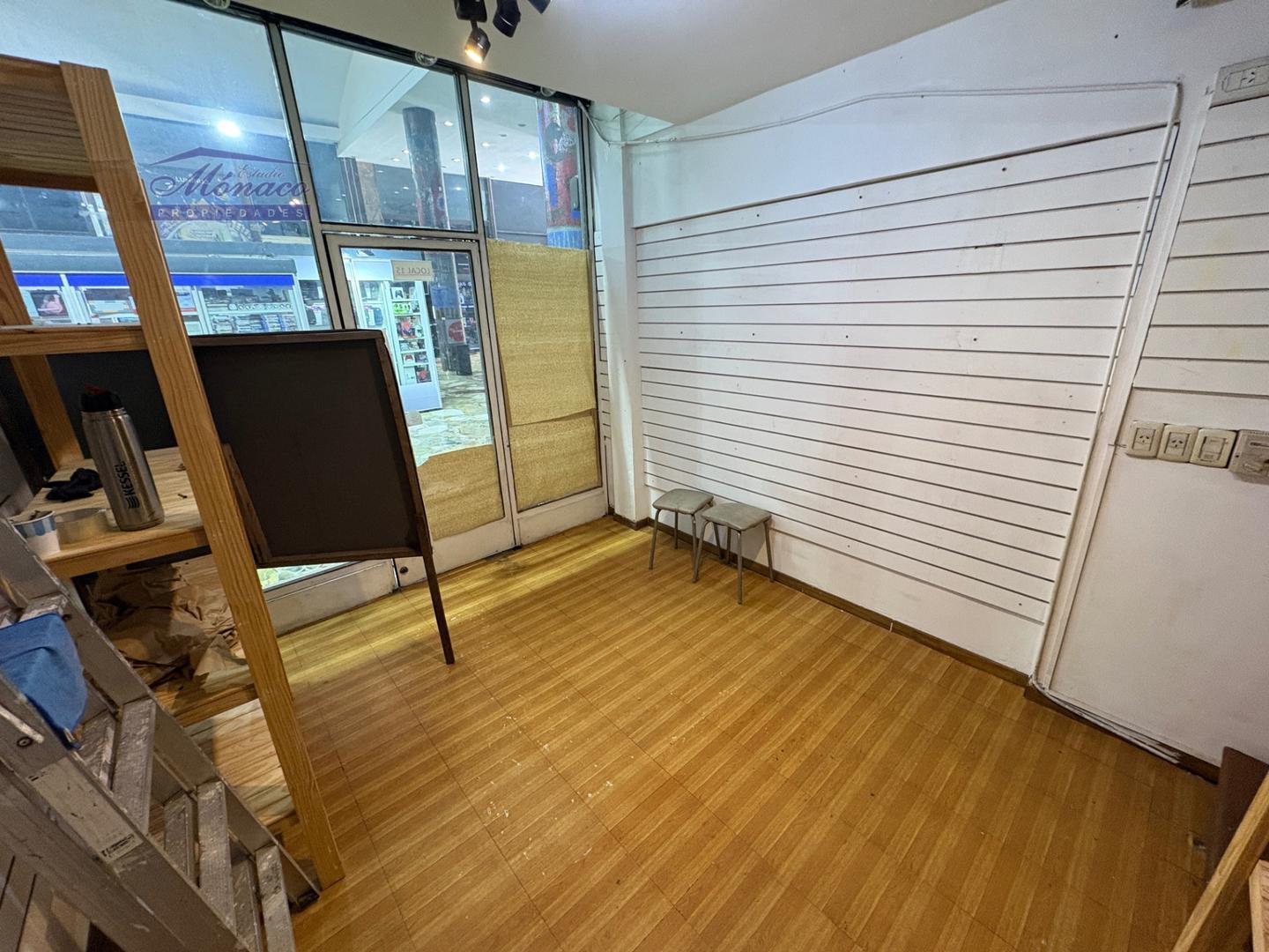 Foto de Local en galería- Con depósito y entre piso, imagen 2