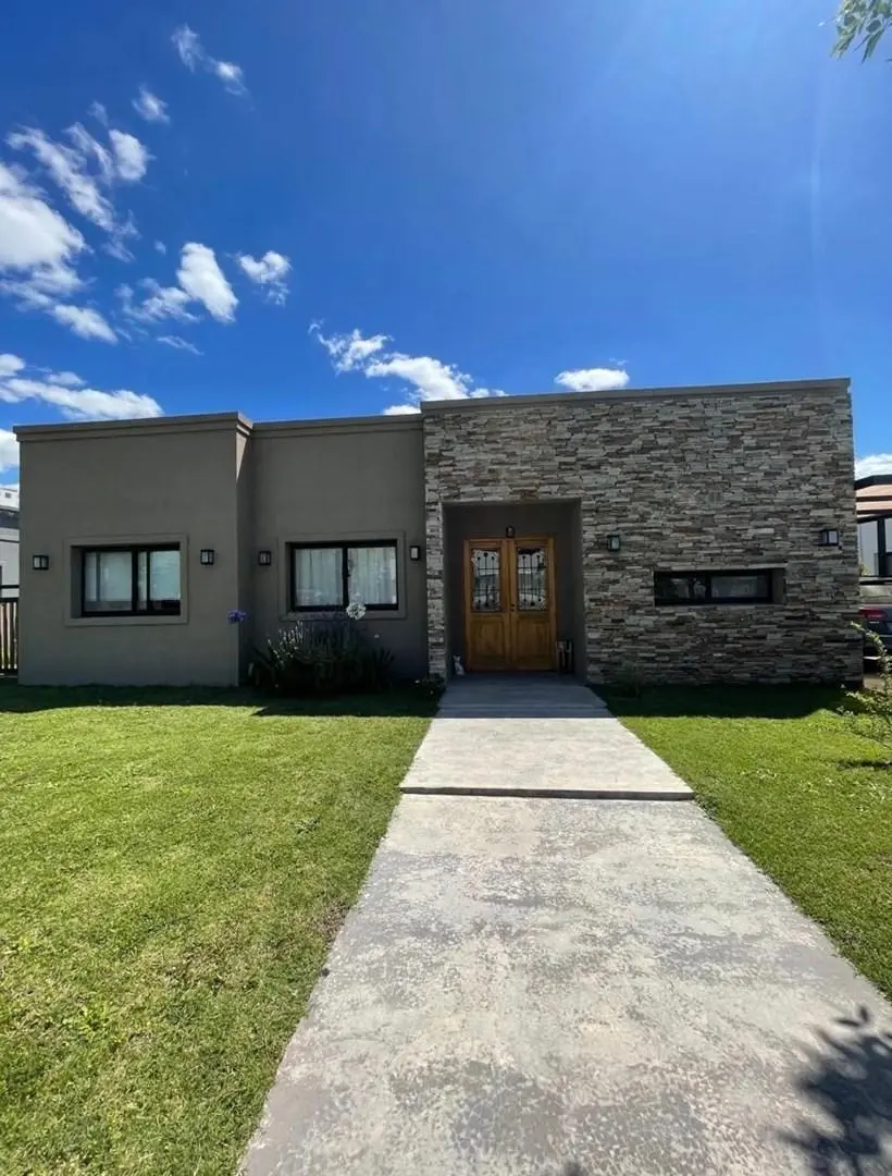 Casa Chalet  en Venta en Santa Lucia, Pilar del Este, Pilar 3