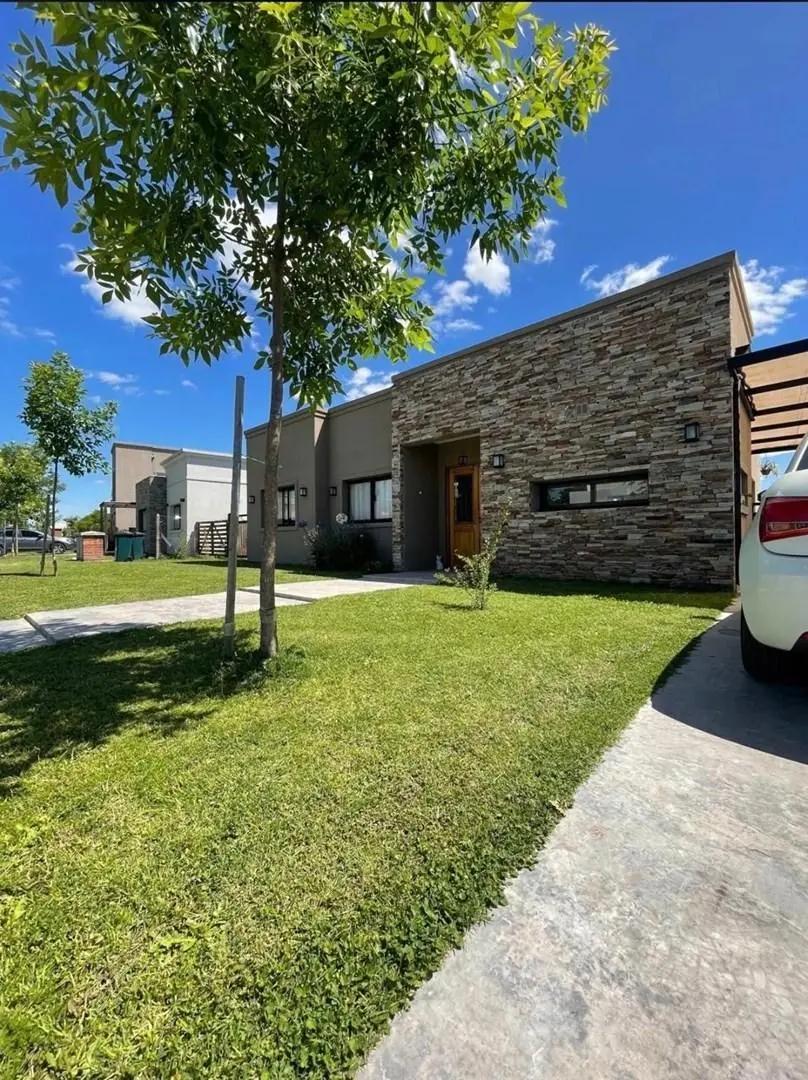 Casa Chalet  en Venta en Santa Lucia, Pilar del Este, Pilar 2