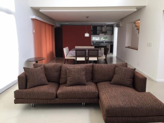Excelente casa sobre la laguna en San Isidro Labrador